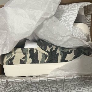 NWT Never worn and Never taken out of original box!! Camo slide on Steve Madden!